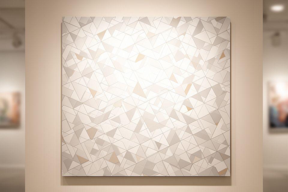 Dekoratives Wandpaneel mit Penrose-artiger Parkettierung in einem hellen Zürcher Showroom