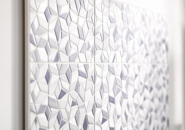 Geometrisches Wandpaneel mit wiederholten Polygonen in einem hellen Showroom mit natürlichem Licht